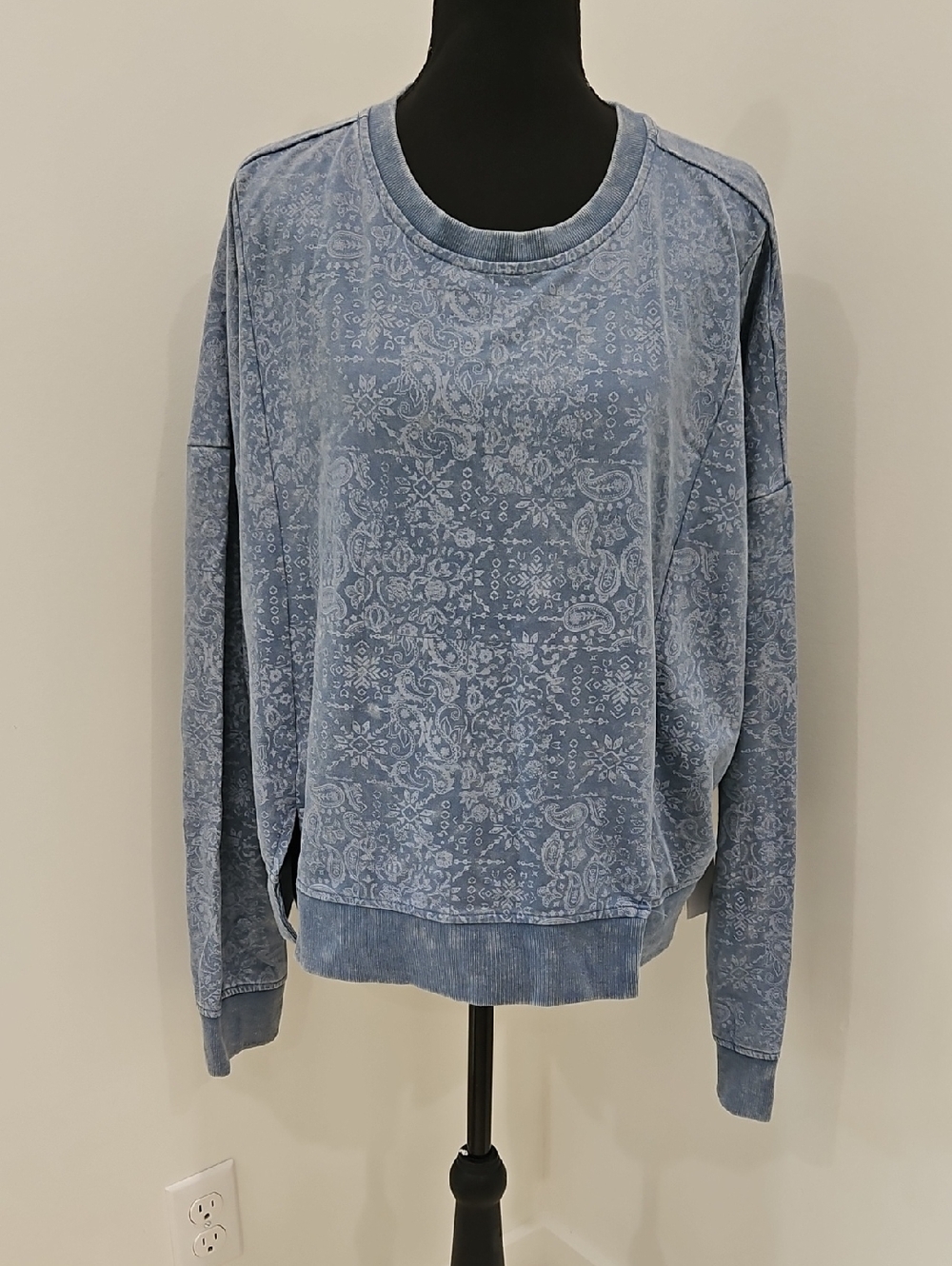 Women's Blue Printed Pullover Sweatshirt - Women's Casual Crewneck. Size XL